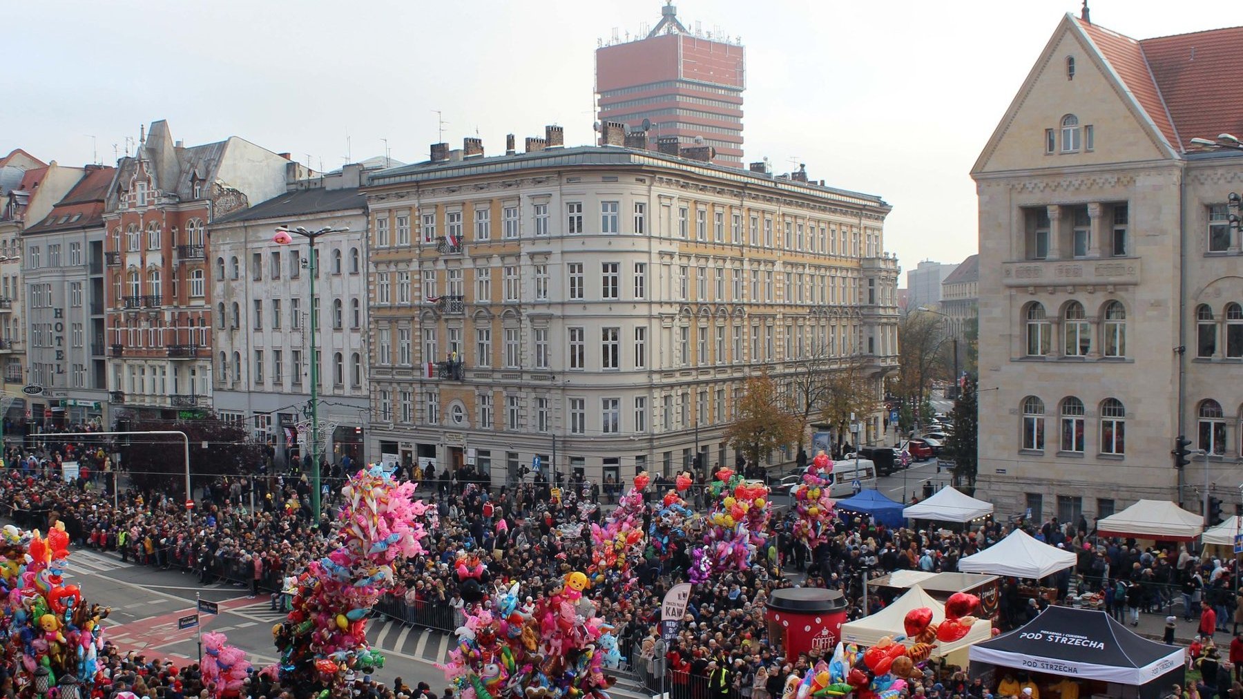 Zdjęcie z lotu ptaka na paradę z okazji Imienin Ulicy Święty Marcin.