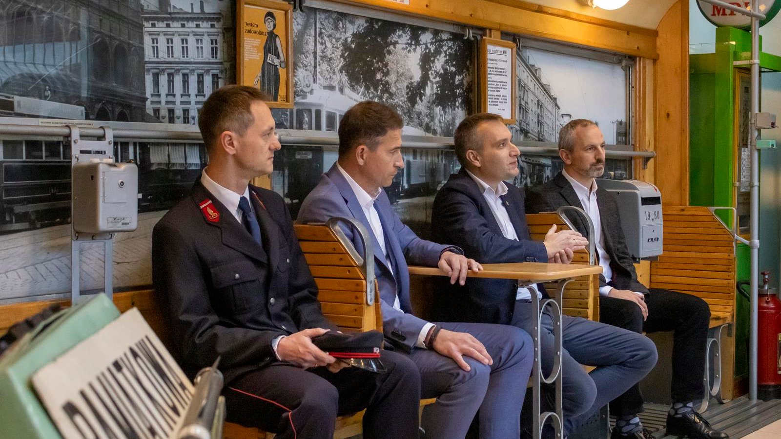 Osoby siedzące na konferencji w Izbie Pamięci i Tradycji MPK Poznań