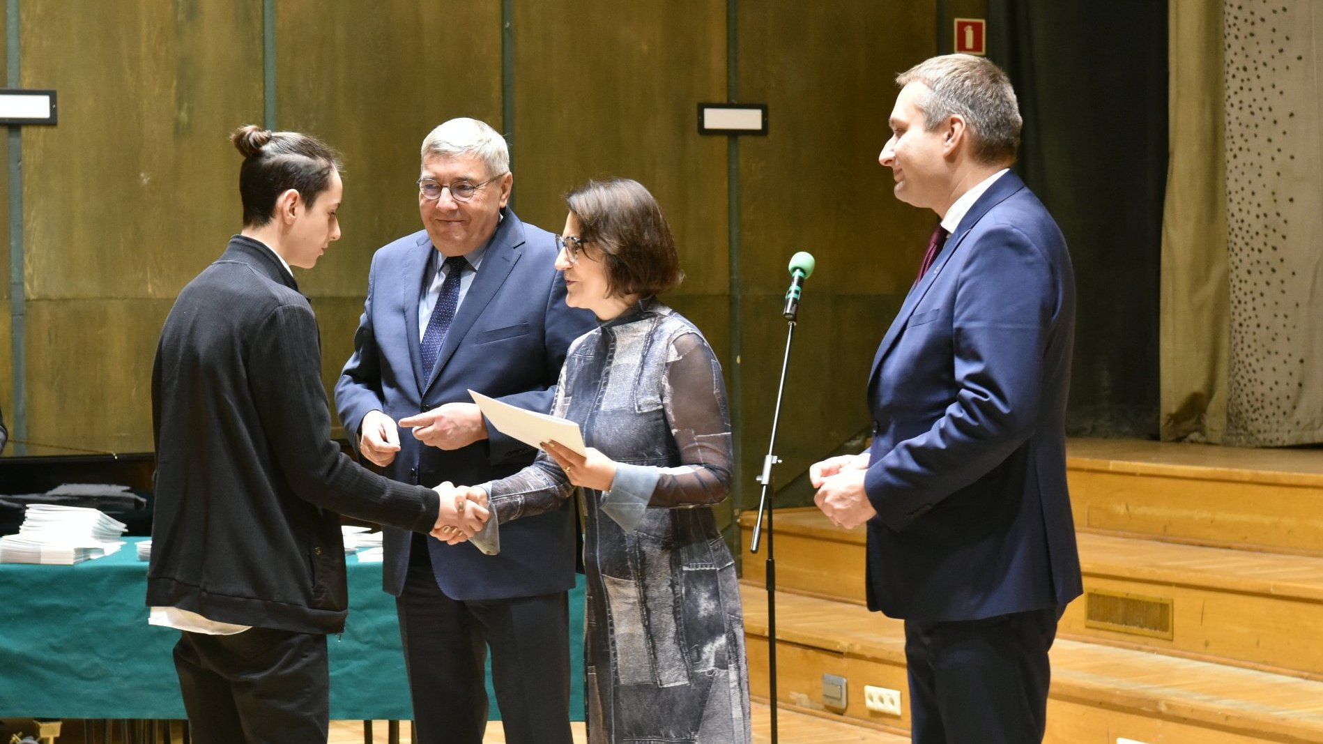 Zdjęcie przedstawia wręczanie nagród.