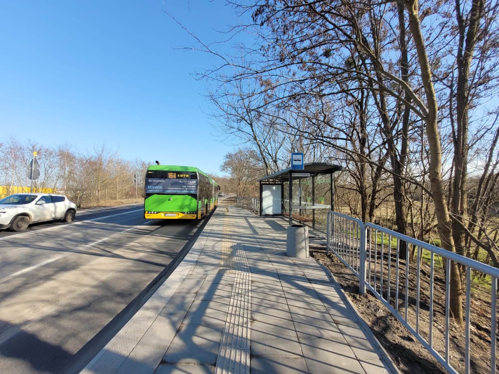 Zdjęcie przedstawia autobus na przystanku. - grafika artykułu