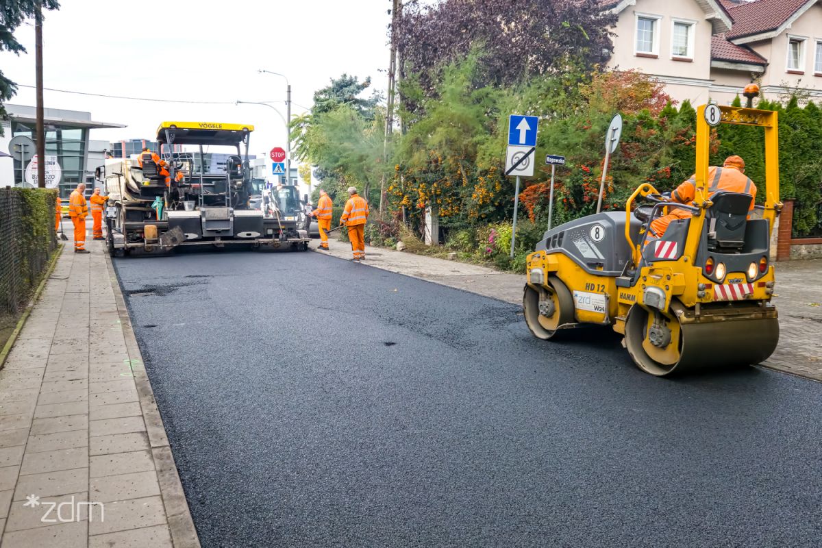 Prace przy kładzeniu nowej nawierzchni na jednej z ulic - grafika artykułu