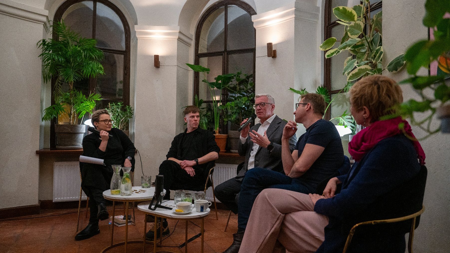 Na zdjęciu uczestnicy debaty w klubie, w centrum prezydent Poznania