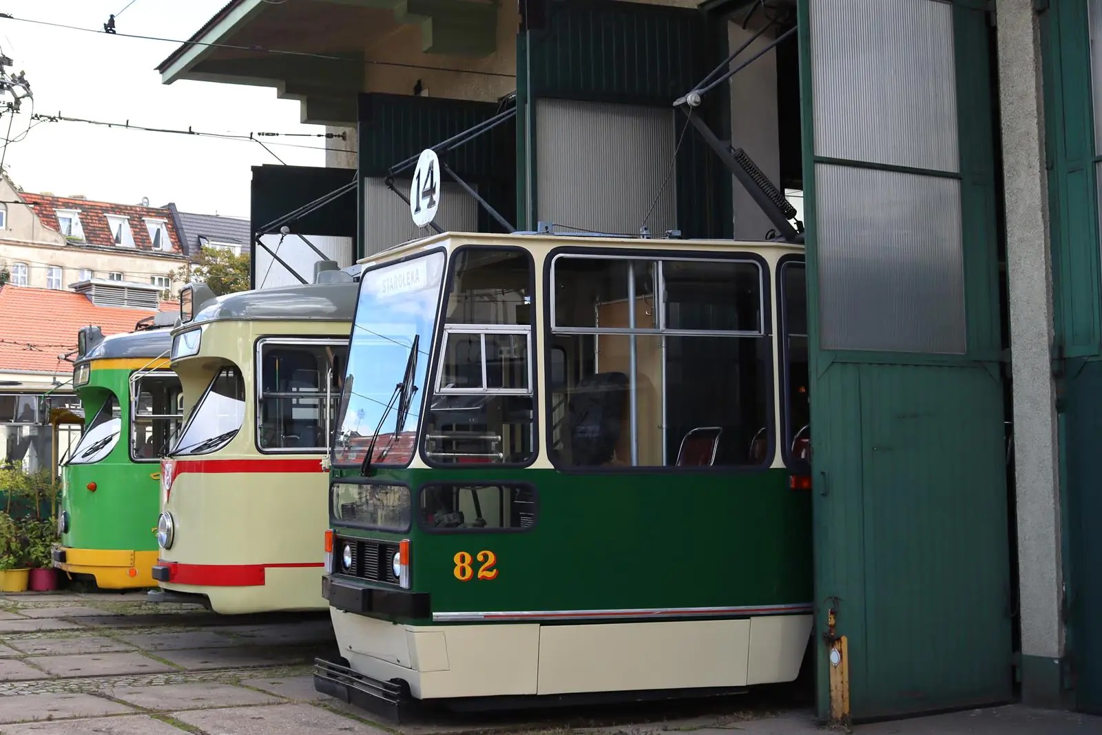 Historyczne tramwaje w zajezdni Madalina - grafika artykułu