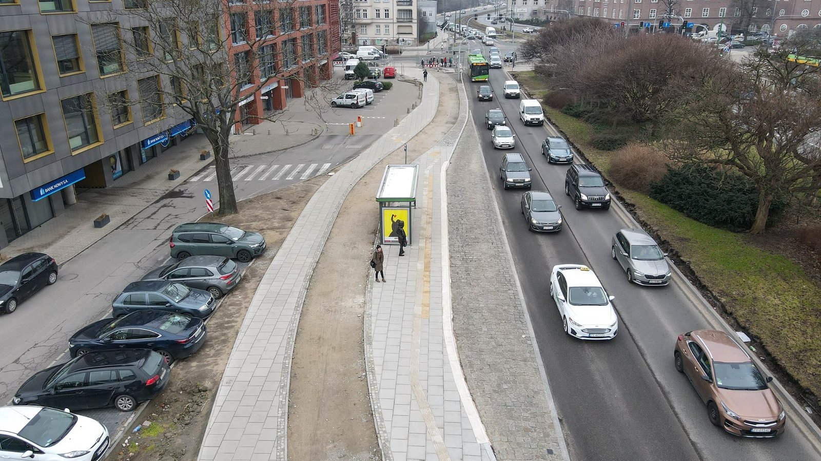 Na zdjęciu droga rowerowa widziana z lotu ptaka, w centrum przystanek autobusowy