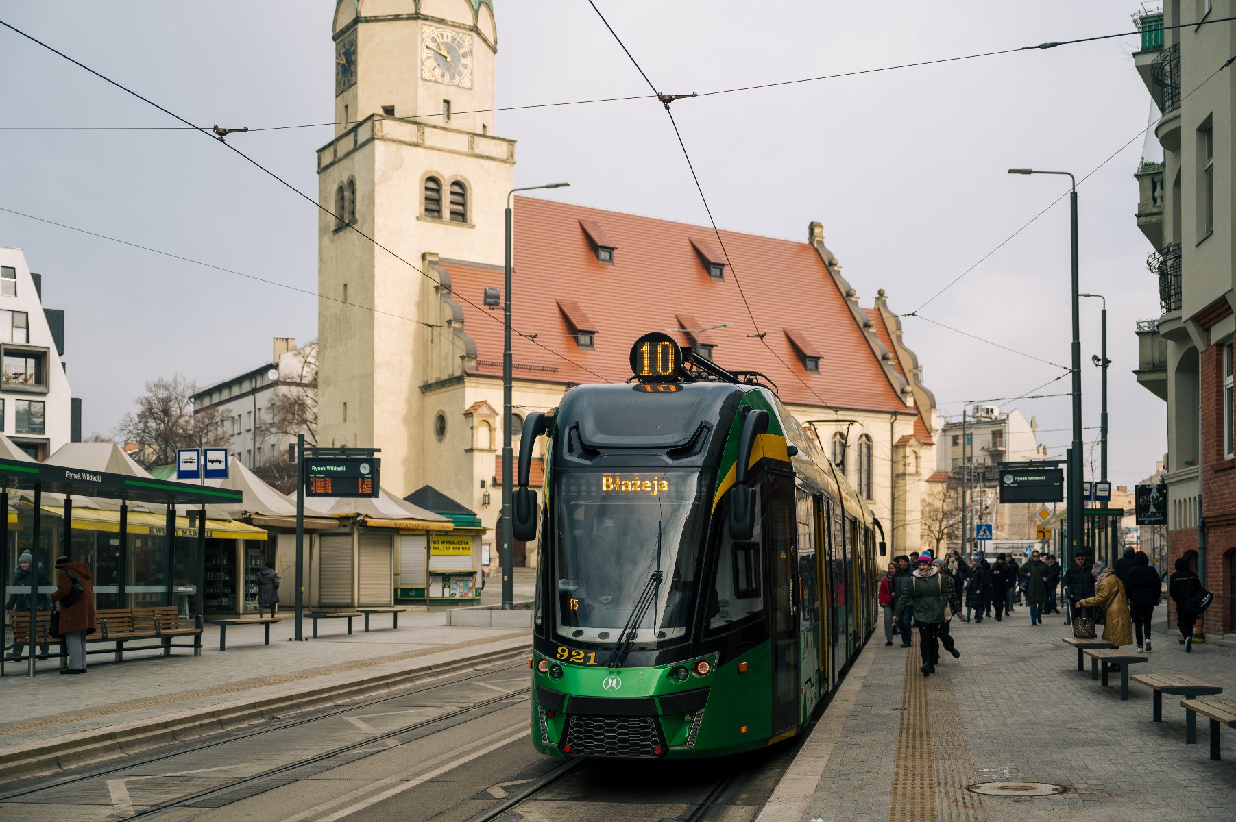 Na zdjęciu tramwaj stojący na przystanku w centrum miasta - grafika artykułu