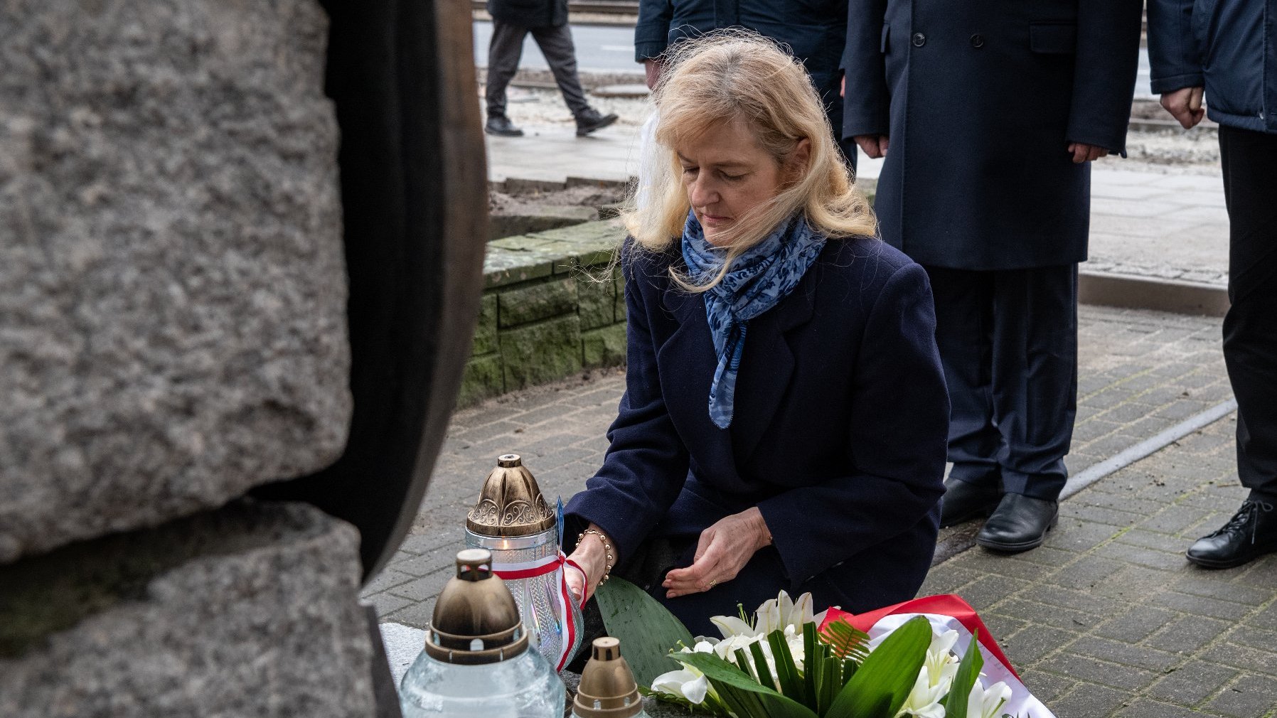 Galeria zdjęć przedstawia uroczyste złożenie kwiatów pod pomnikiem upamiętanijącym Akcję Bollwerk.