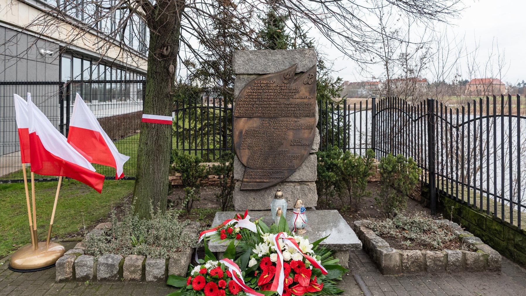 Galeria zdjęć przedstawia uroczyste złożenie kwiatów pod pomnikiem upamiętanijącym Akcję Bollwerk.