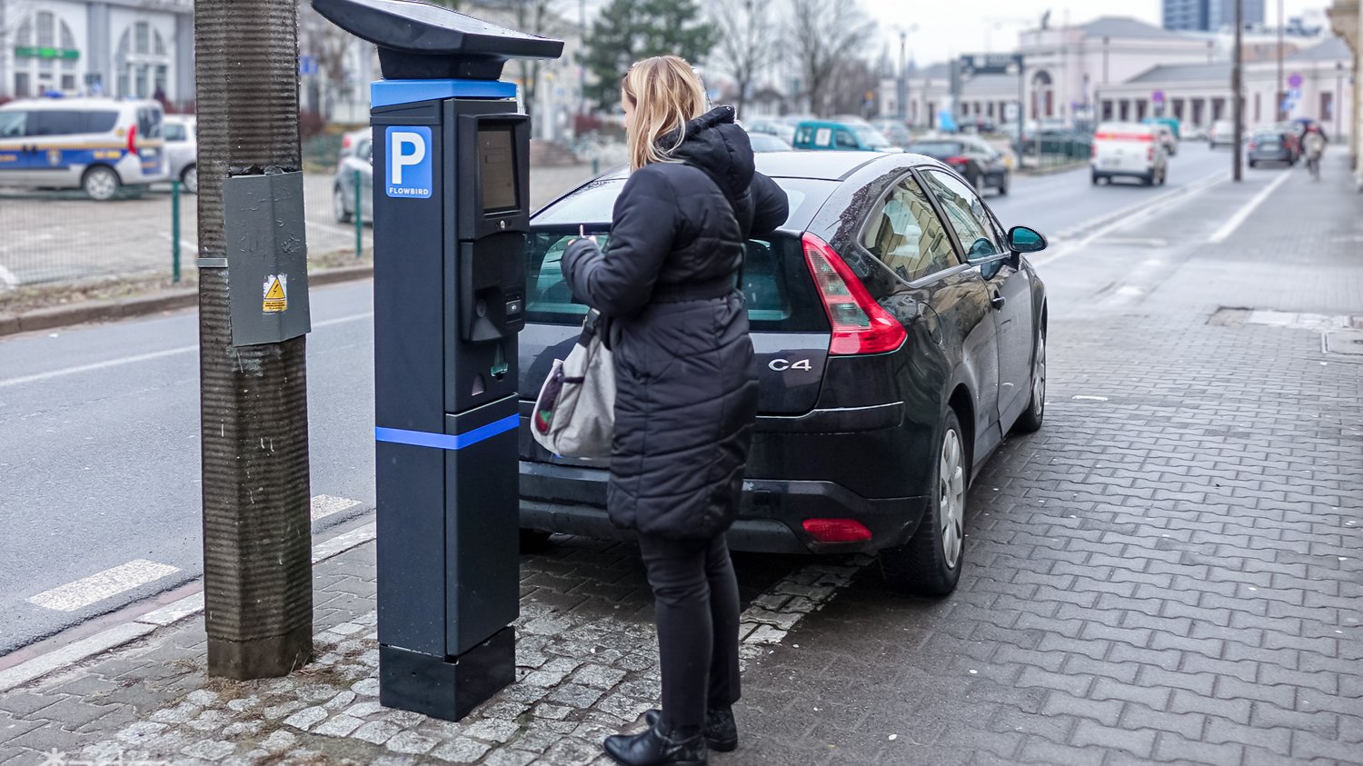 Nowoczesny parkomat, który w zeszłym roku stał przy Dworcu Zachodnim