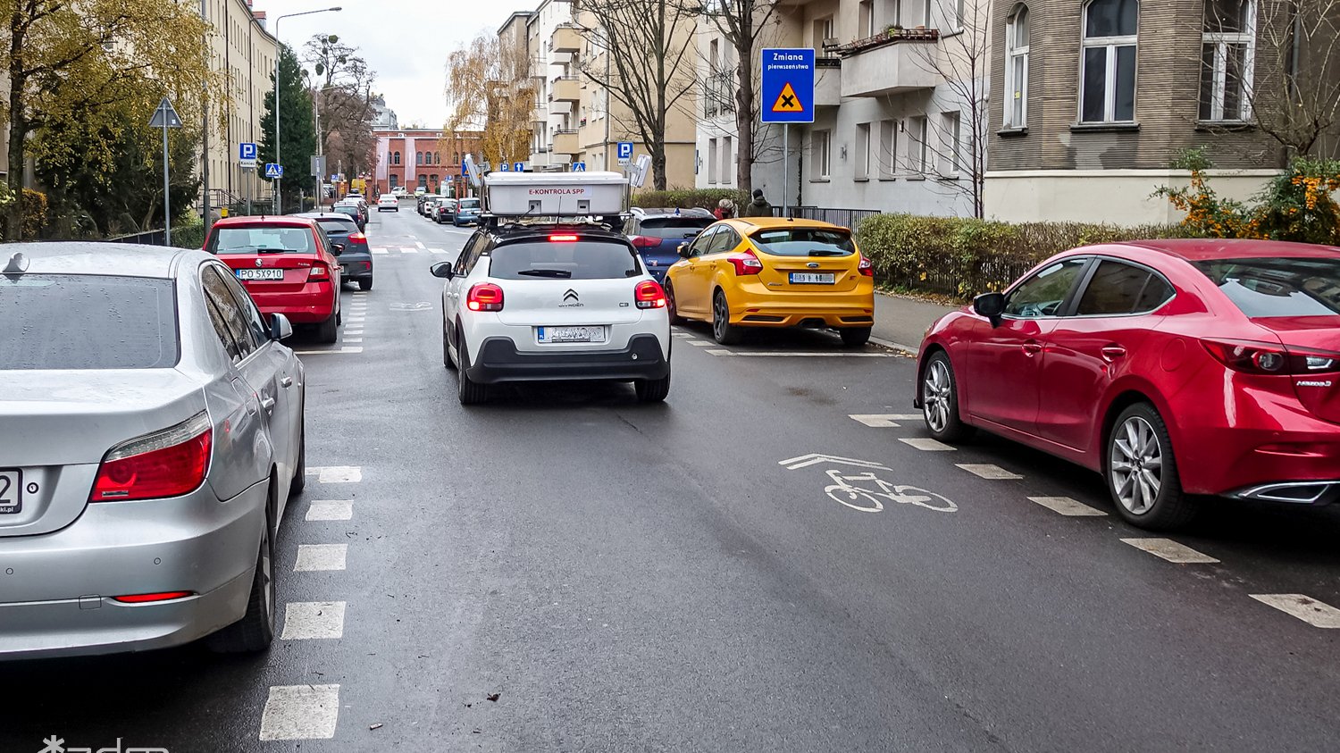 Specjalnie wyposażony samochód do e-kontroli strefy płatnego parkowania