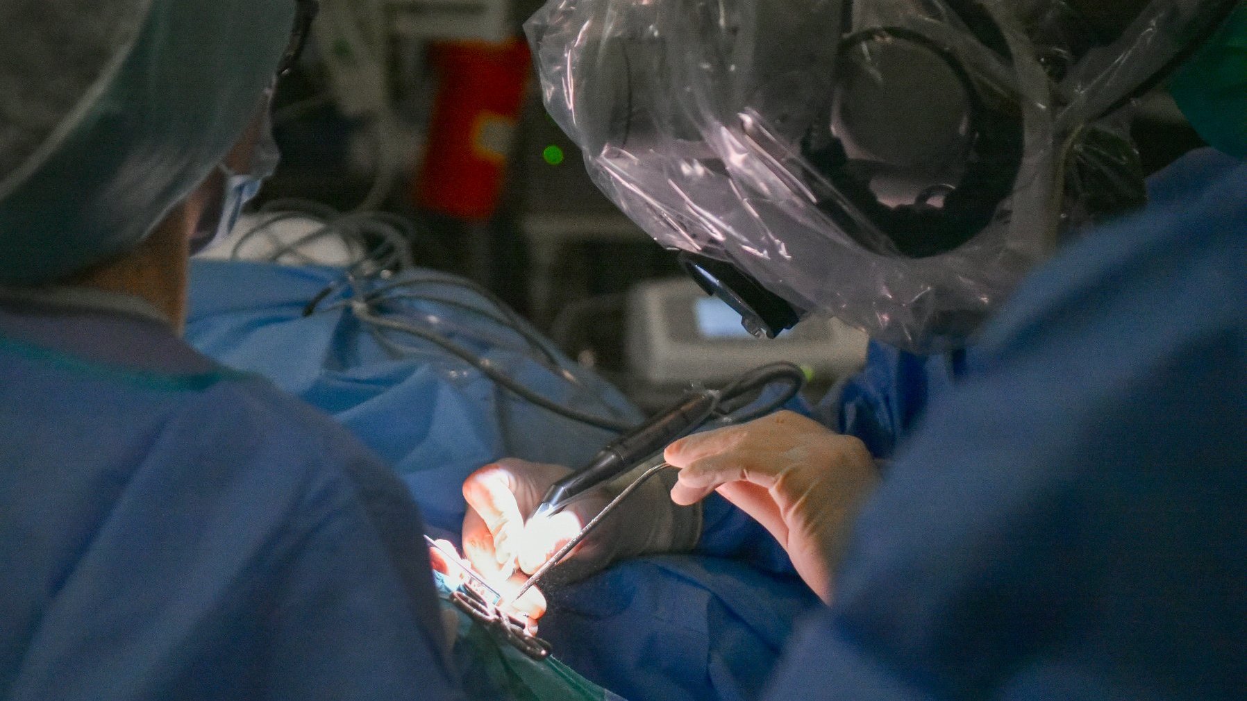 Na zdjęciu lekarze podczas operacji, zbliżenie na dłonie