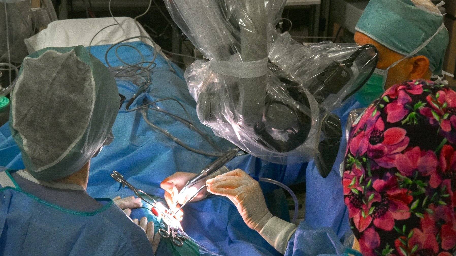 Na zdjęciu lekarze podczas operacji, widzane z góry