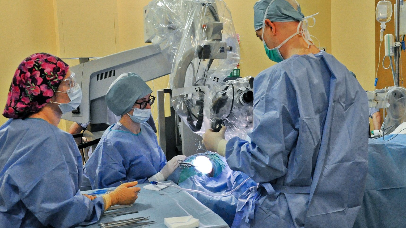 Na zdjęciu lekarze podczas operacji