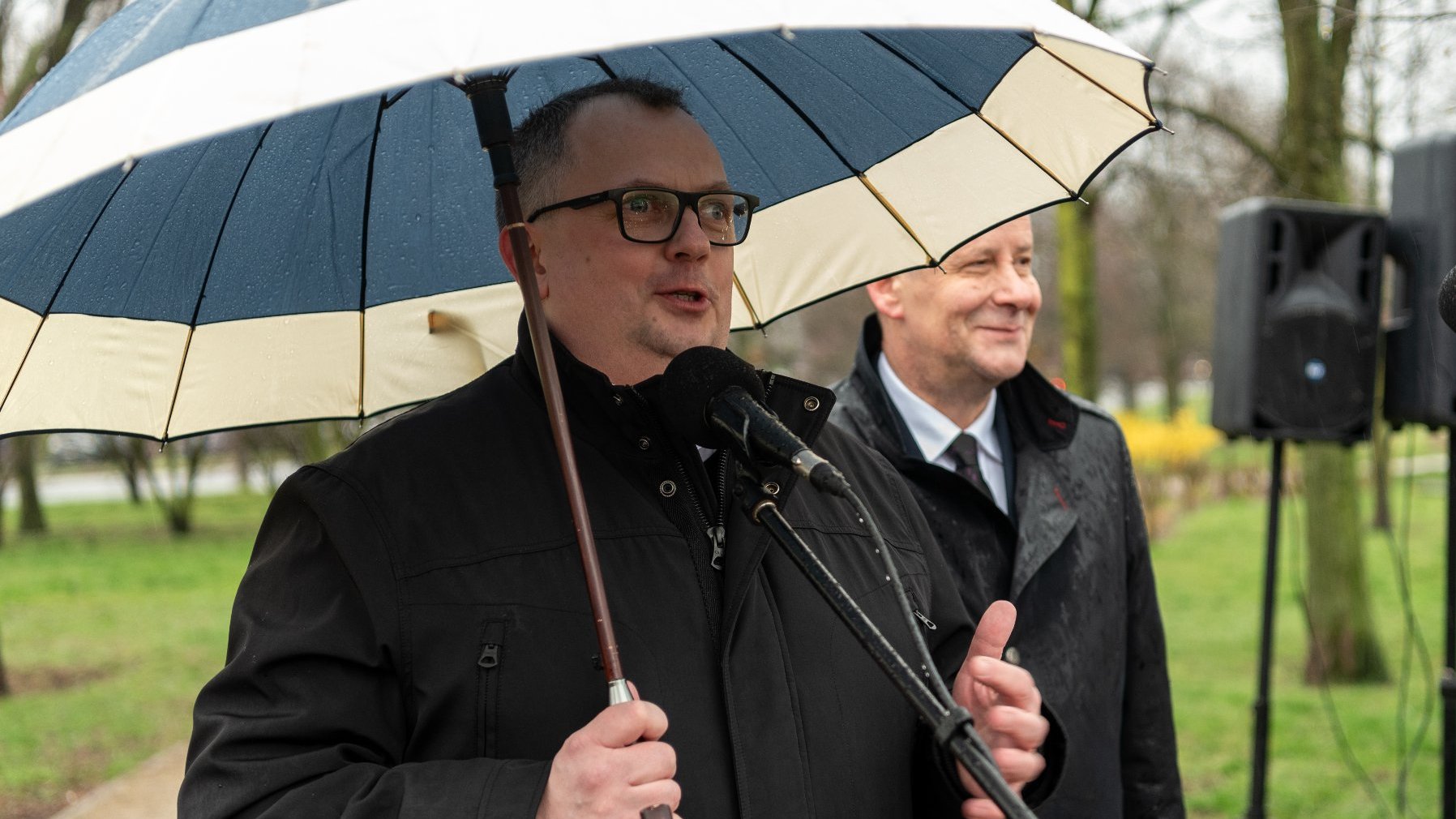 Galeria zdjęć przedstawia fotorelację z otwarcoia skweru im. Jacka Hałasika.