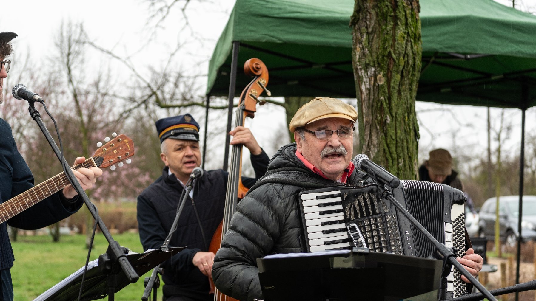 Galeria zdjęć przedstawia fotorelację z otwarcoia skweru im. Jacka Hałasika.