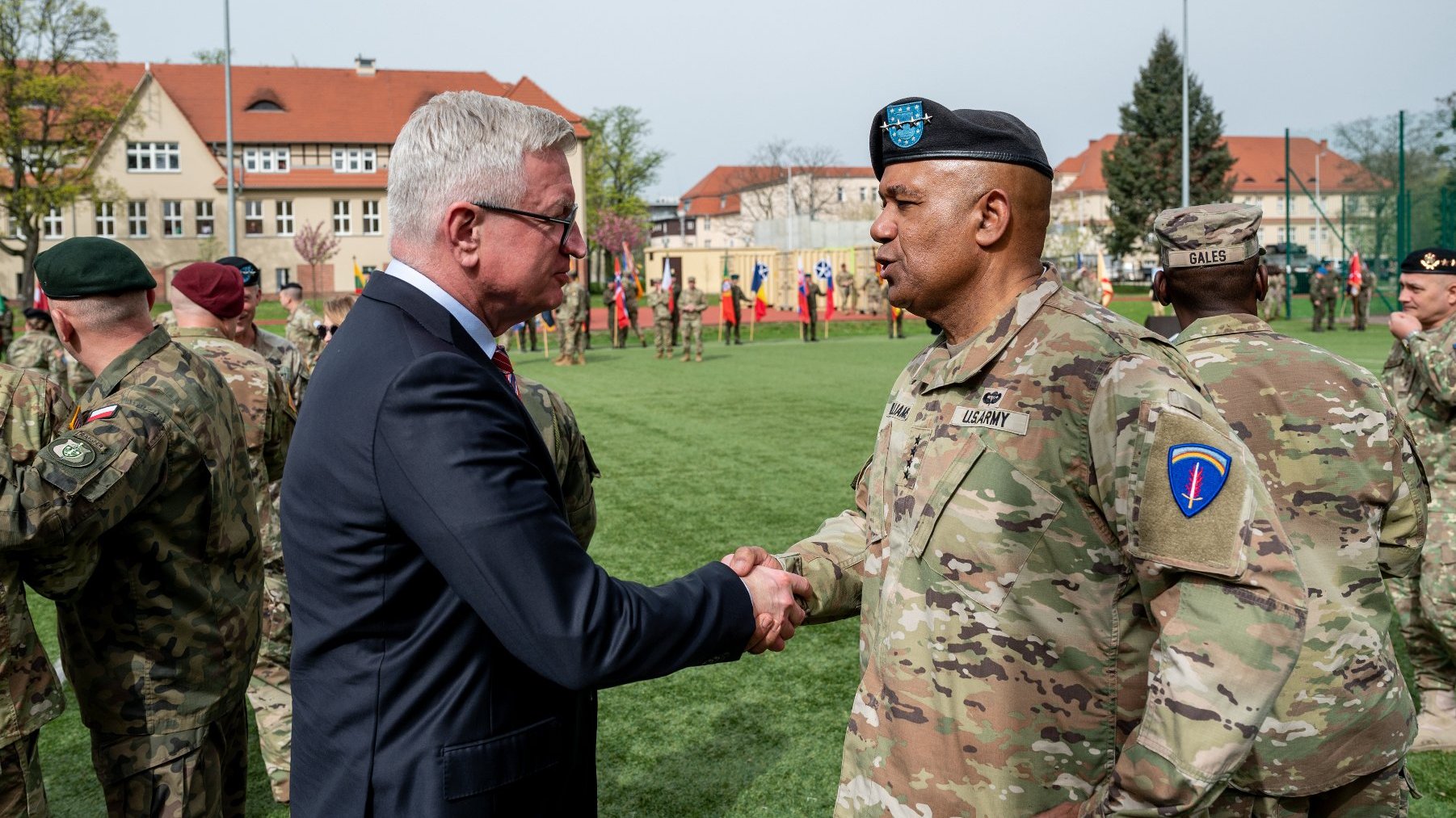 Galeria zdjęć przedstawia uroczyste przekazanie dowództwa V Korpusu US Army w Camp Kościuszko w Poznaniu.