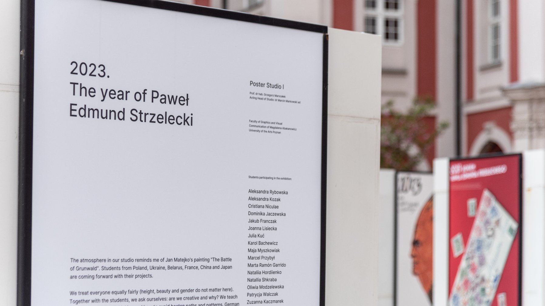 Galeria zdjęć przedstawia wystawę plakatów poświęconych Pawłowi Edmundowi Strzeleckiemu.