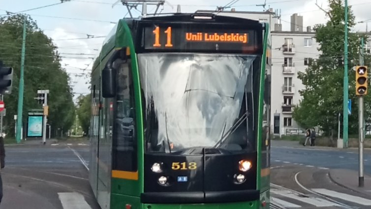 Tramwaj linii nr 11 na skrzyżowaniu ulic Hetmańskiej i Głogowskiej