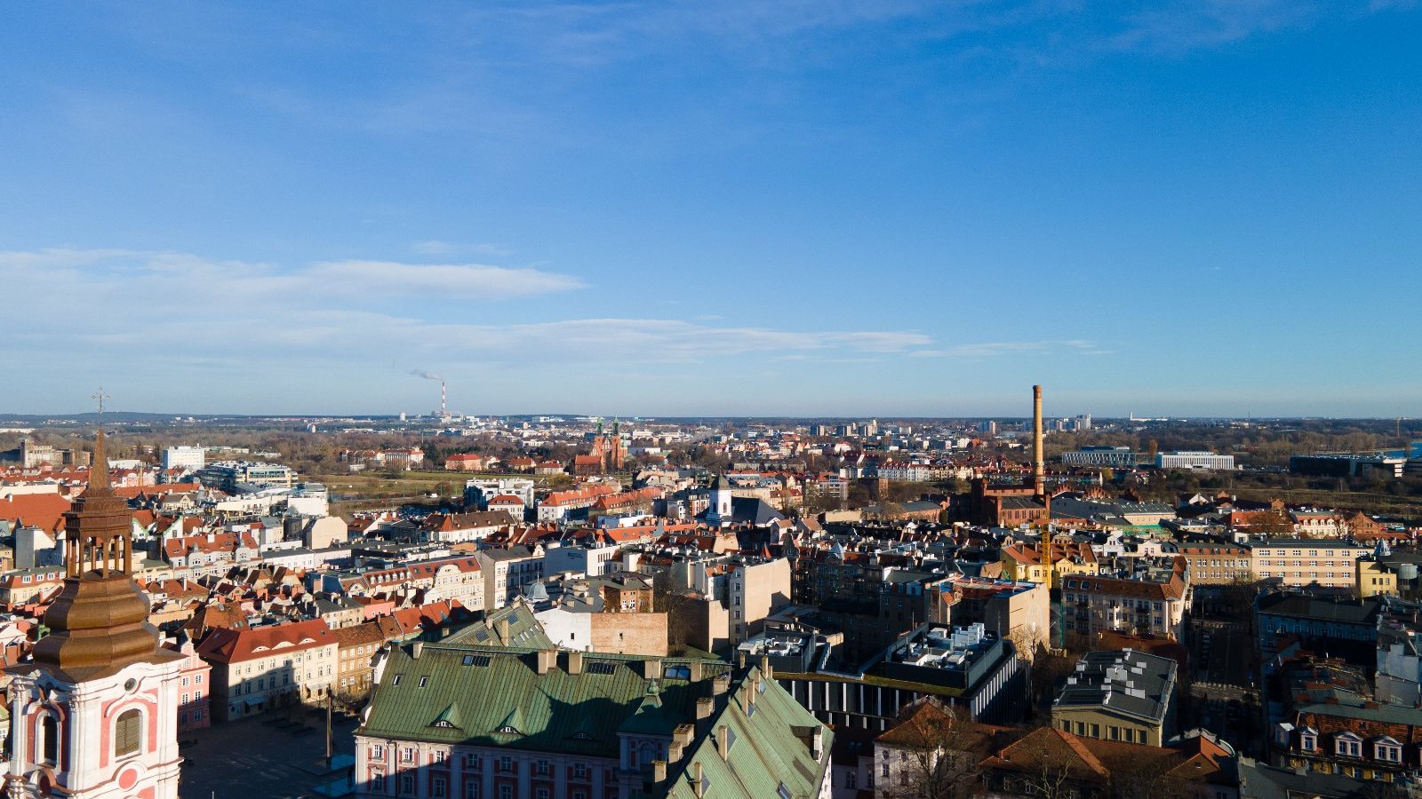 Zdjęcie przedstawia miasto Poznań z góry.