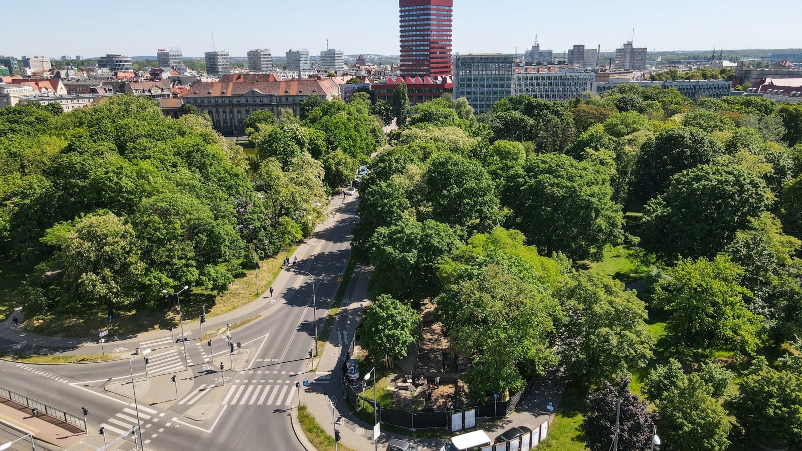 Galeria zdjęć z miejsca w parku Marcinkowskiego, gdzie powstaje nowy pomnik