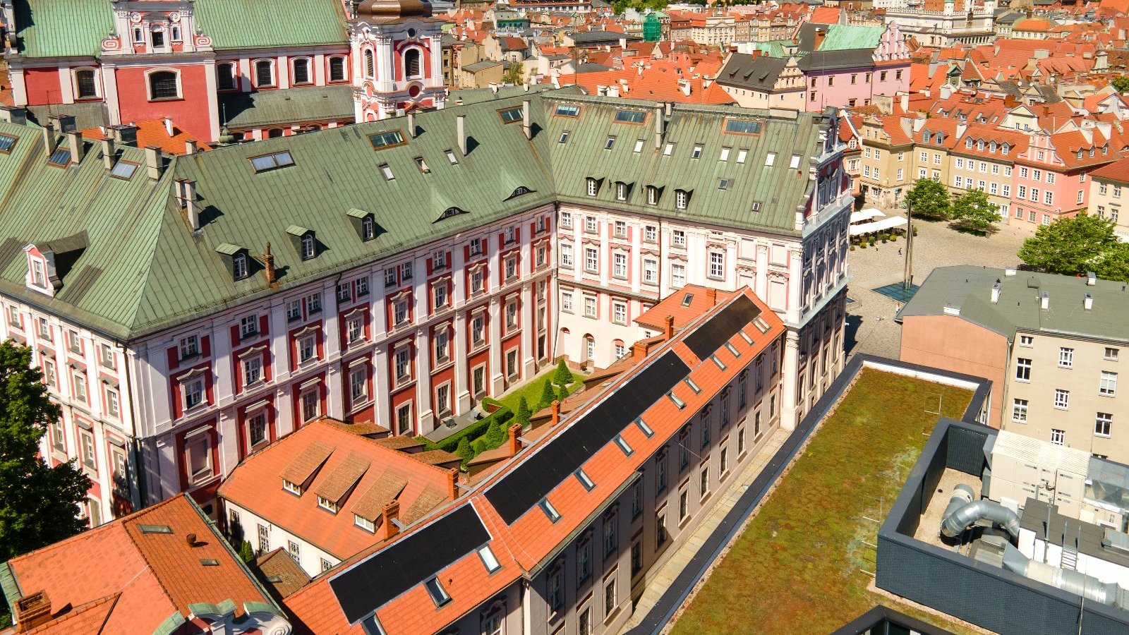 Zdjęcie przedstawia urząd miasta z góry. Na dachu widać panele fotowoltaiczne.