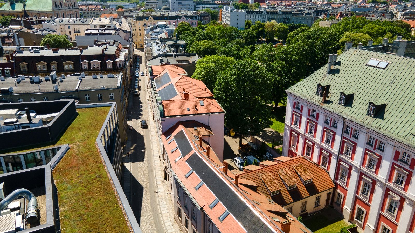 Zdjęcie przedstawia urząd miasta z góry. Na dachu widać panele fotowoltaiczne.