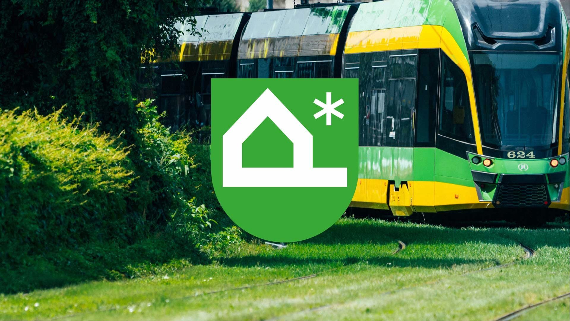 Na zdjęciu tramwaj na zielonym torowisku, na to nałożone nowe logo Poznania - na zielonym tle, dom ze stylizowanej litery P, obok gwiazdka