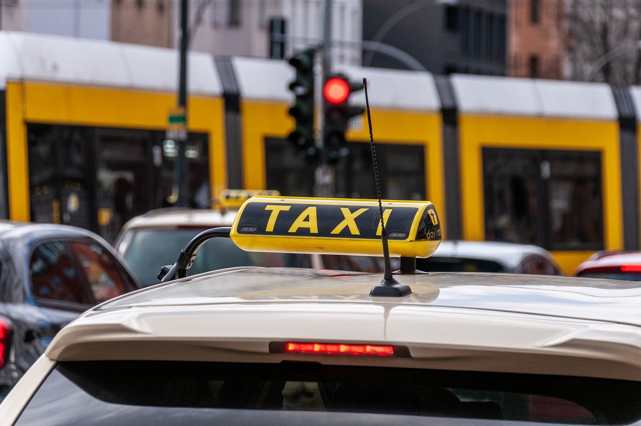 Zdjęcie przedstawia znak taxi umieszczony na dachu samochodu. - grafika artykułu