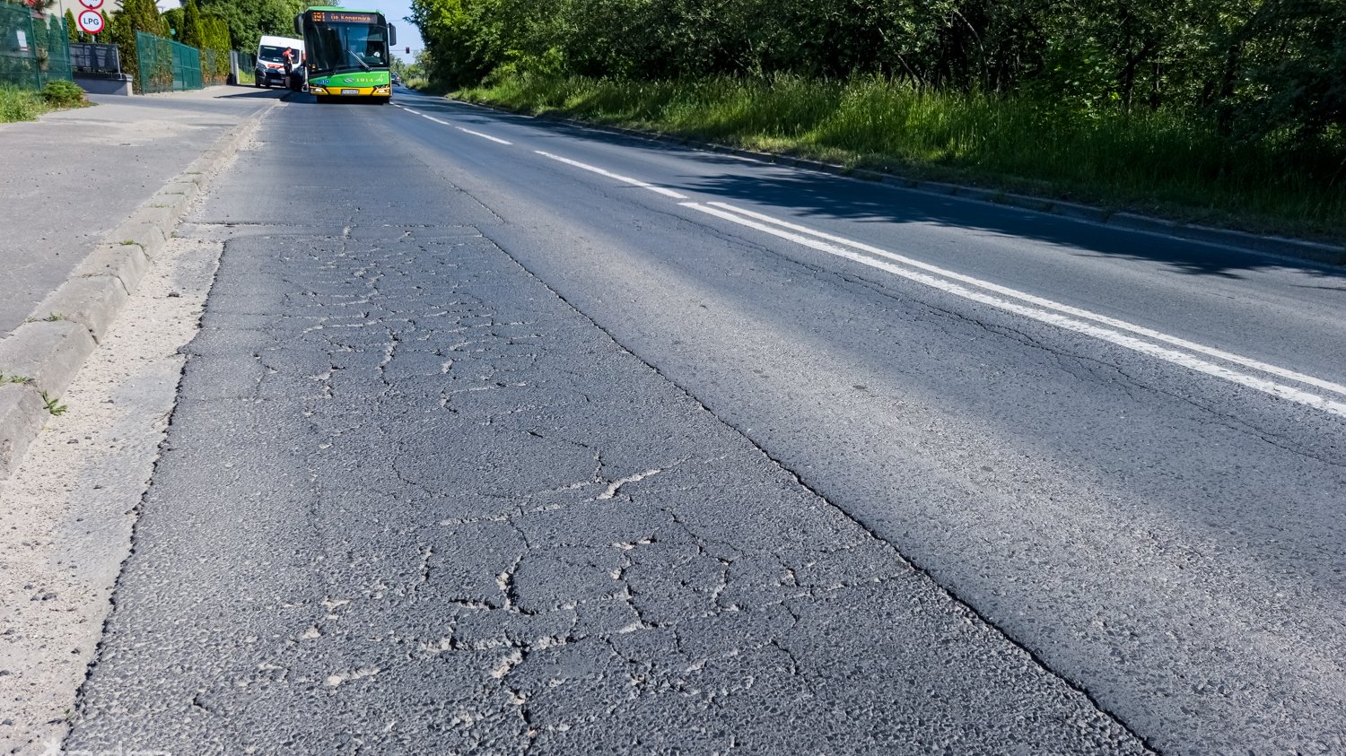 Zdjęcie zniszczonej nawierzchni ul. Umultowskiej