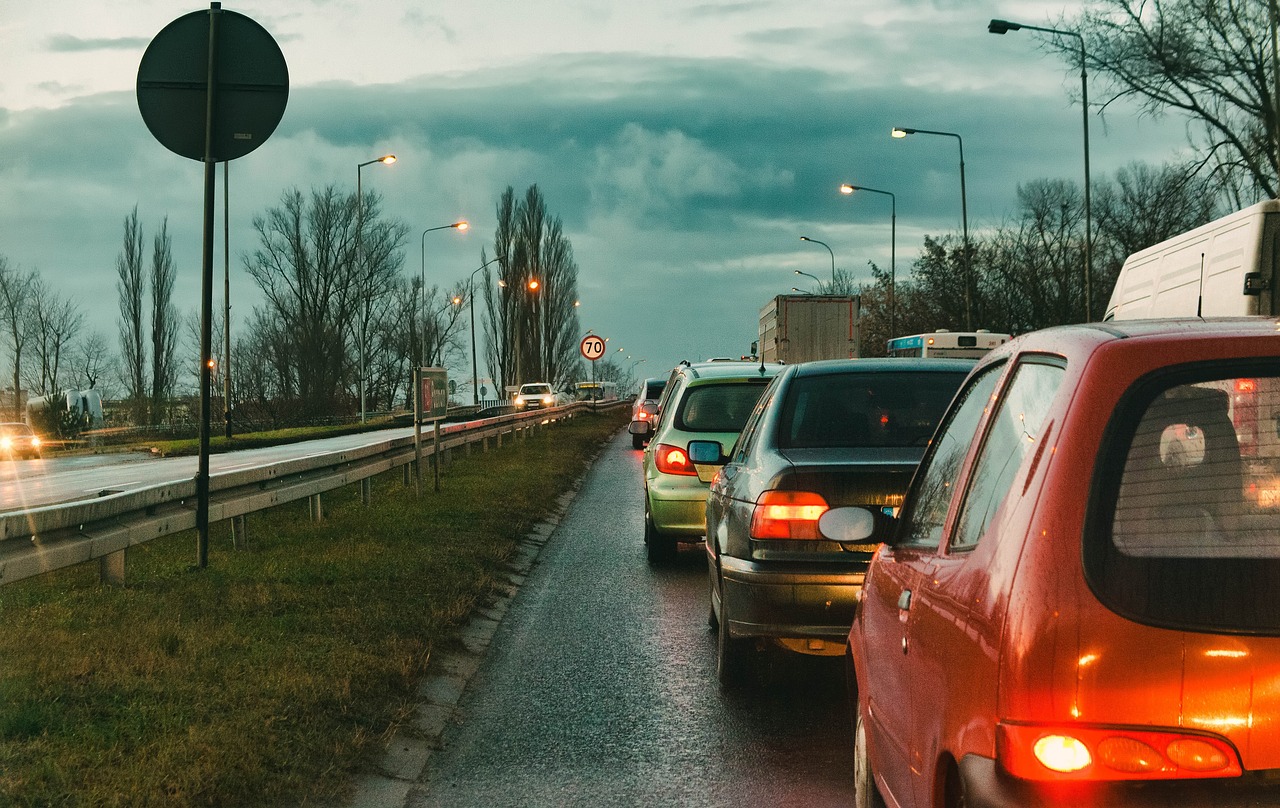 Zdjęcie przedstawia sznur samochodów. - grafika artykułu