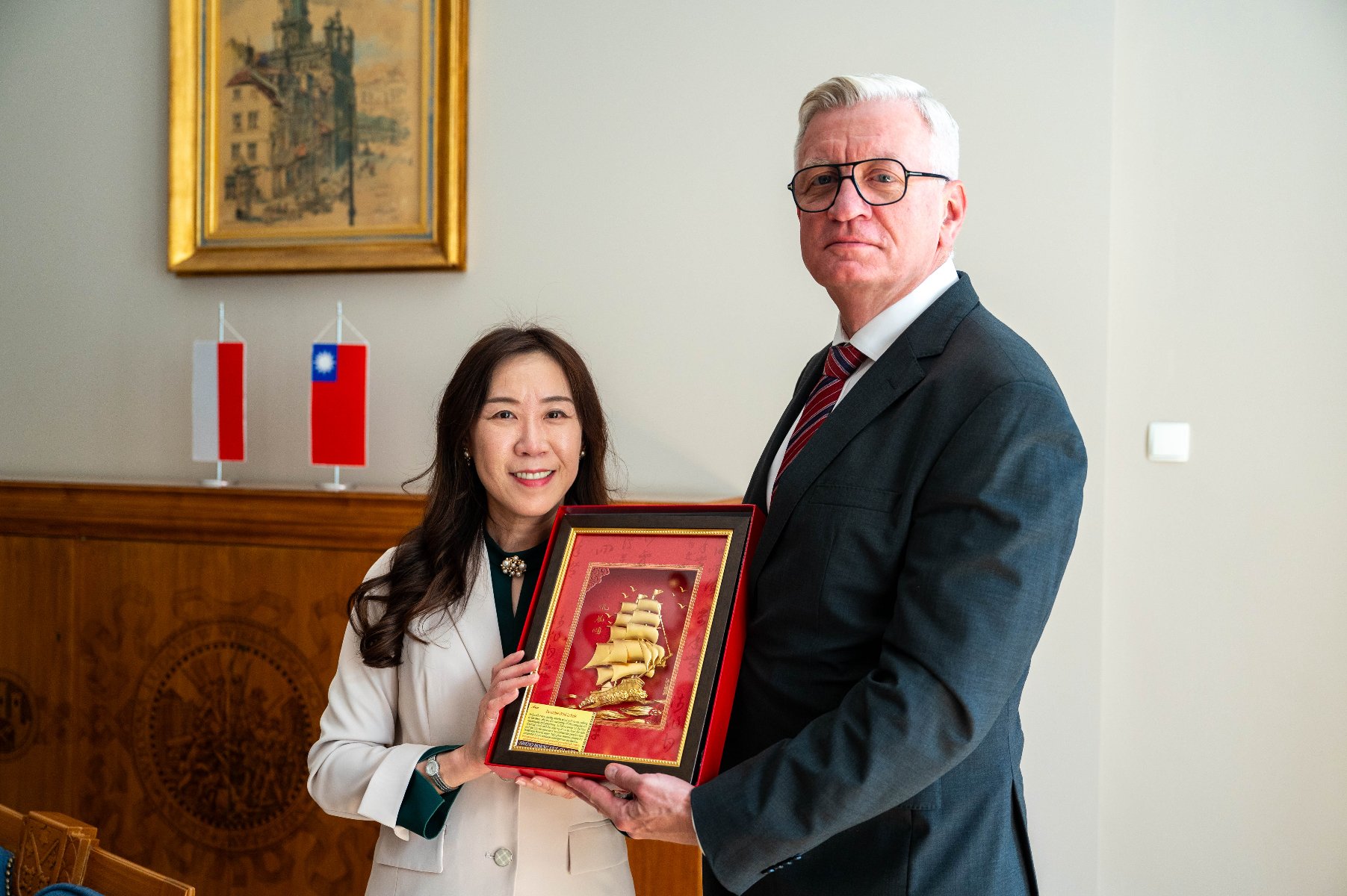 Na zdjęciu prezydent Poznania i ambasador Tajwanu pozują do wspólnego zdjęcia - grafika artykułu