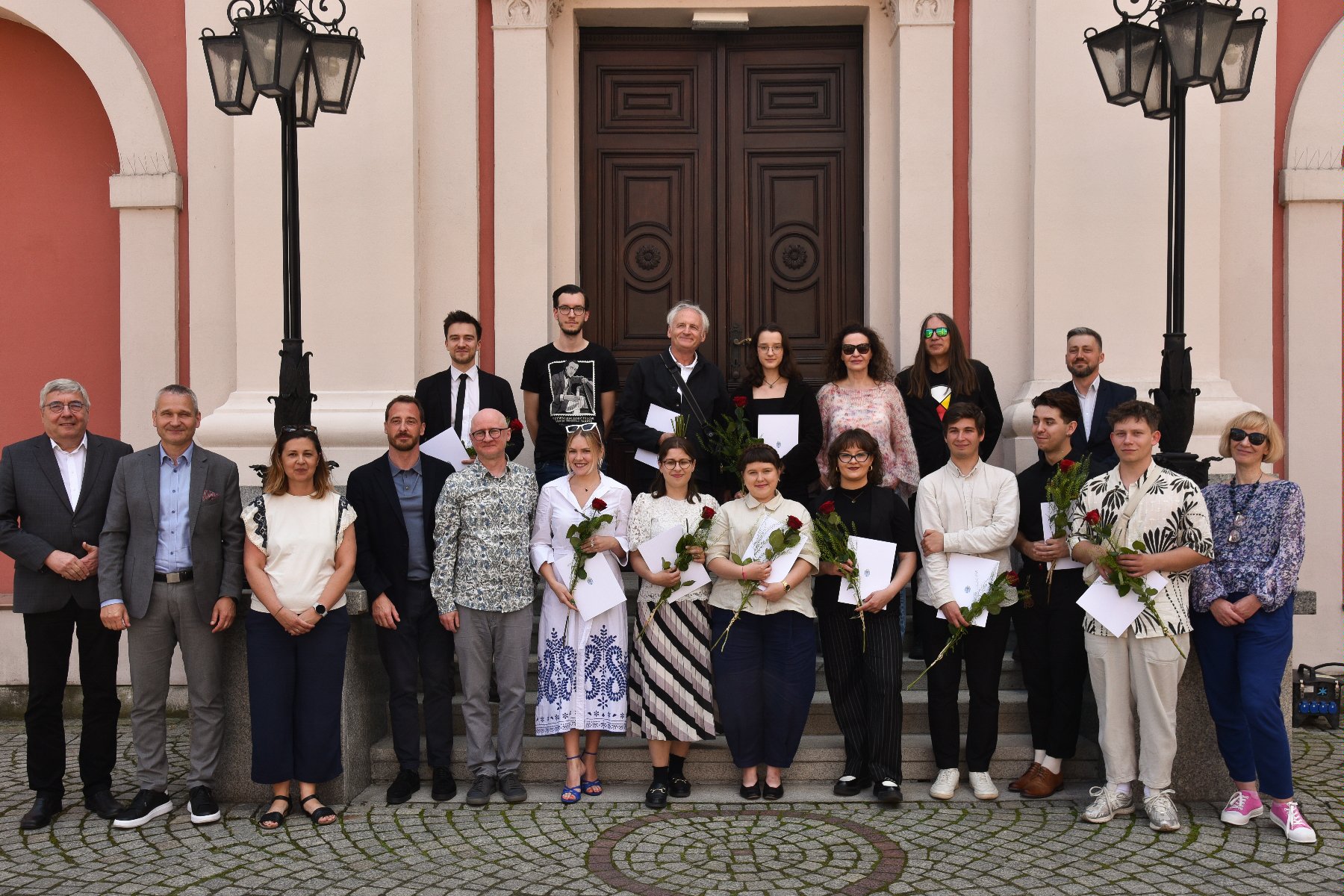 Na zdjęciu grupa ludzi przed urzędem, pozująca do obiektywu - zdjęcie grupowe - grafika artykułu