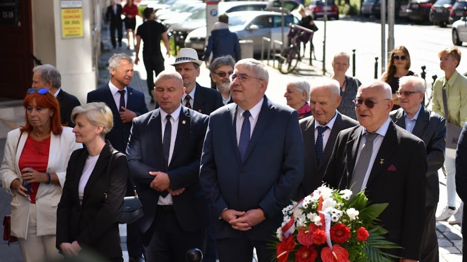 Na zdjęciu grupa osob - uczezstników uroczystości