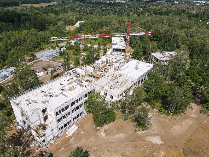 Zdjęcie przedstawia szkołę w budowie z góry. - grafika artykułu