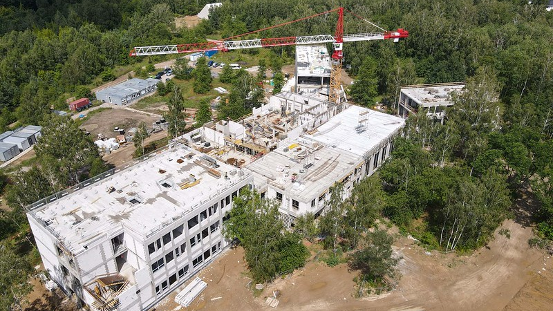 Zdjęcie przedstawia szkołę w budowie z góry.