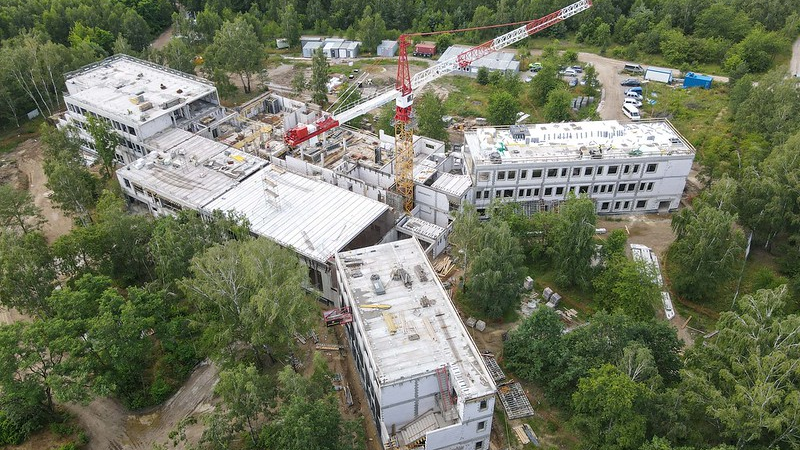 Zdjęcie przedstawia szkołę w budowie z góry.