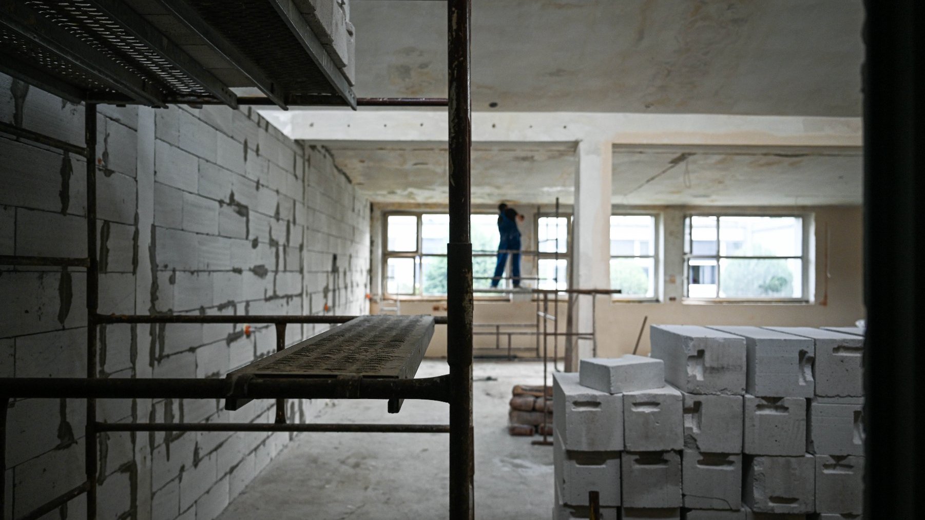 Zdjęcie przedstawia wnętrze remontowanej sali lekcyjnej.