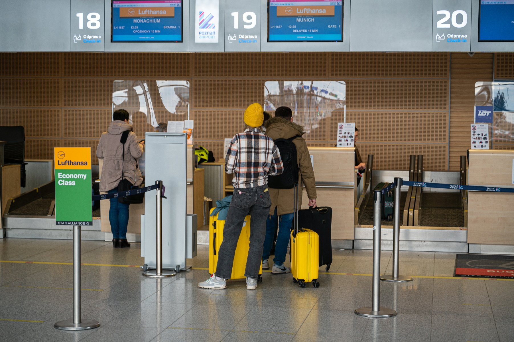 Na zdjęciu ludzie stojący do odprawy na lotnisku - grafika artykułu