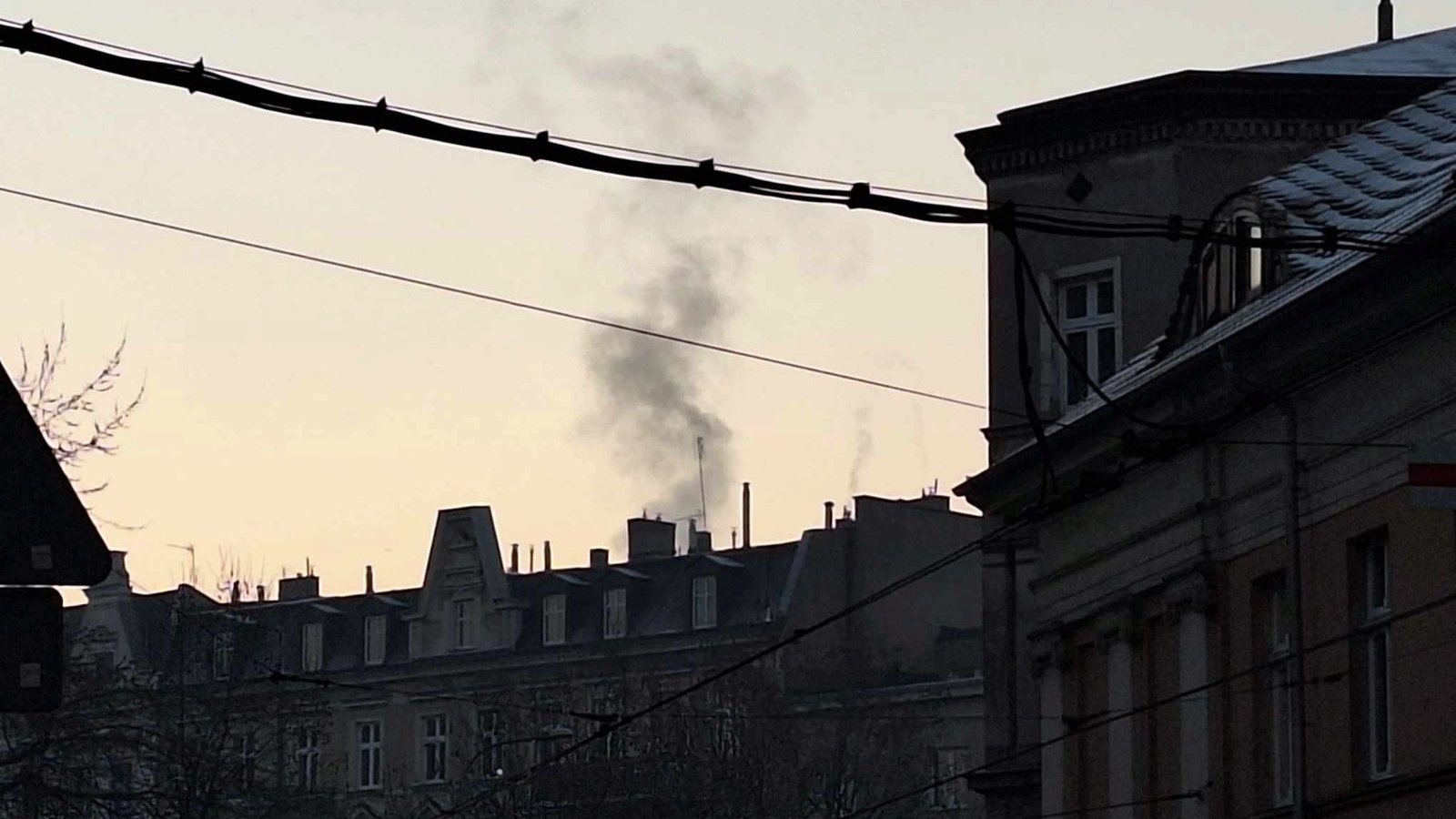 Zdjęcie przedstawia dymiący komin. - grafika artykułu