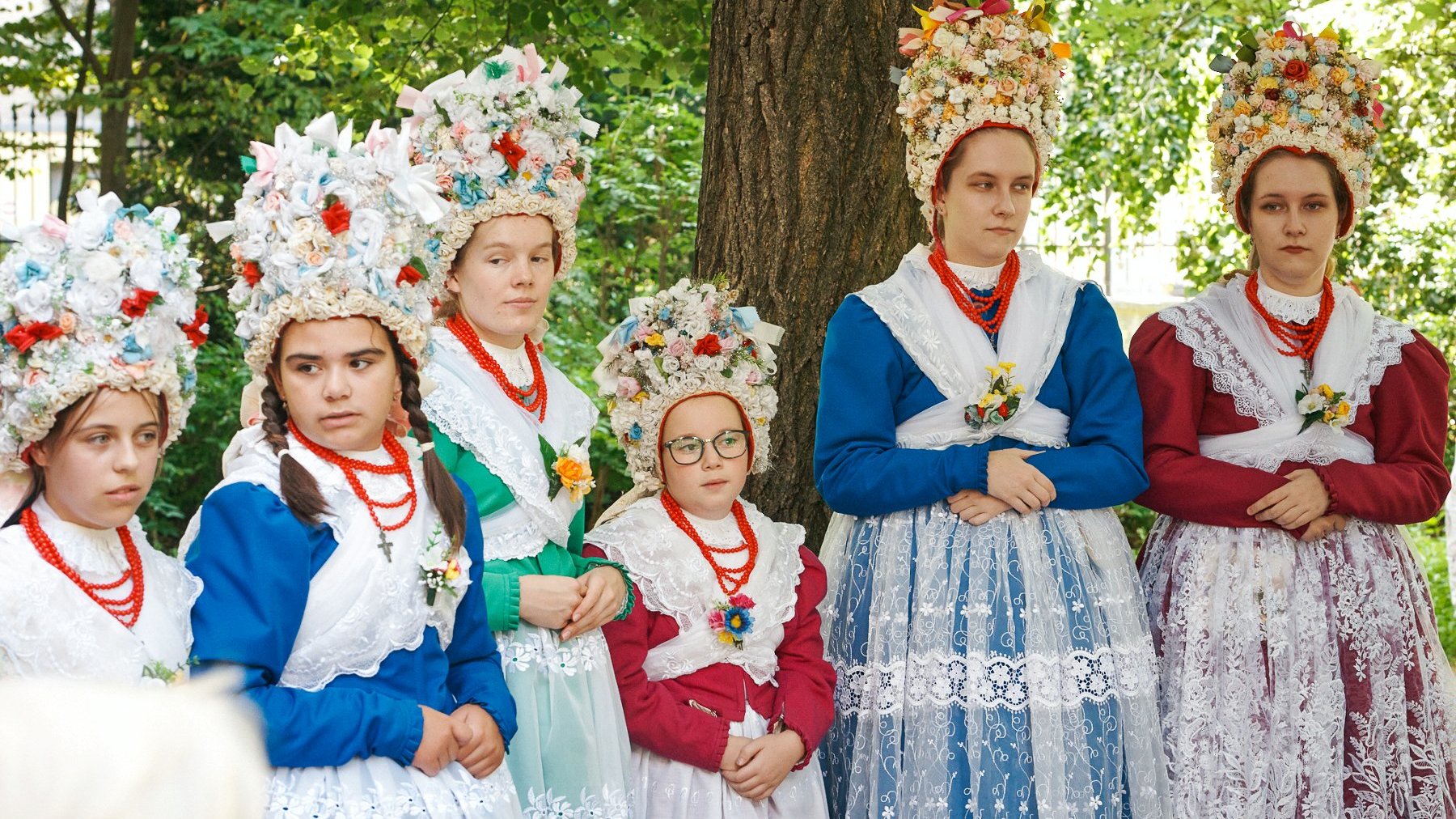 Na zdjęciu grupa bamberek w tradycyjnych strojach