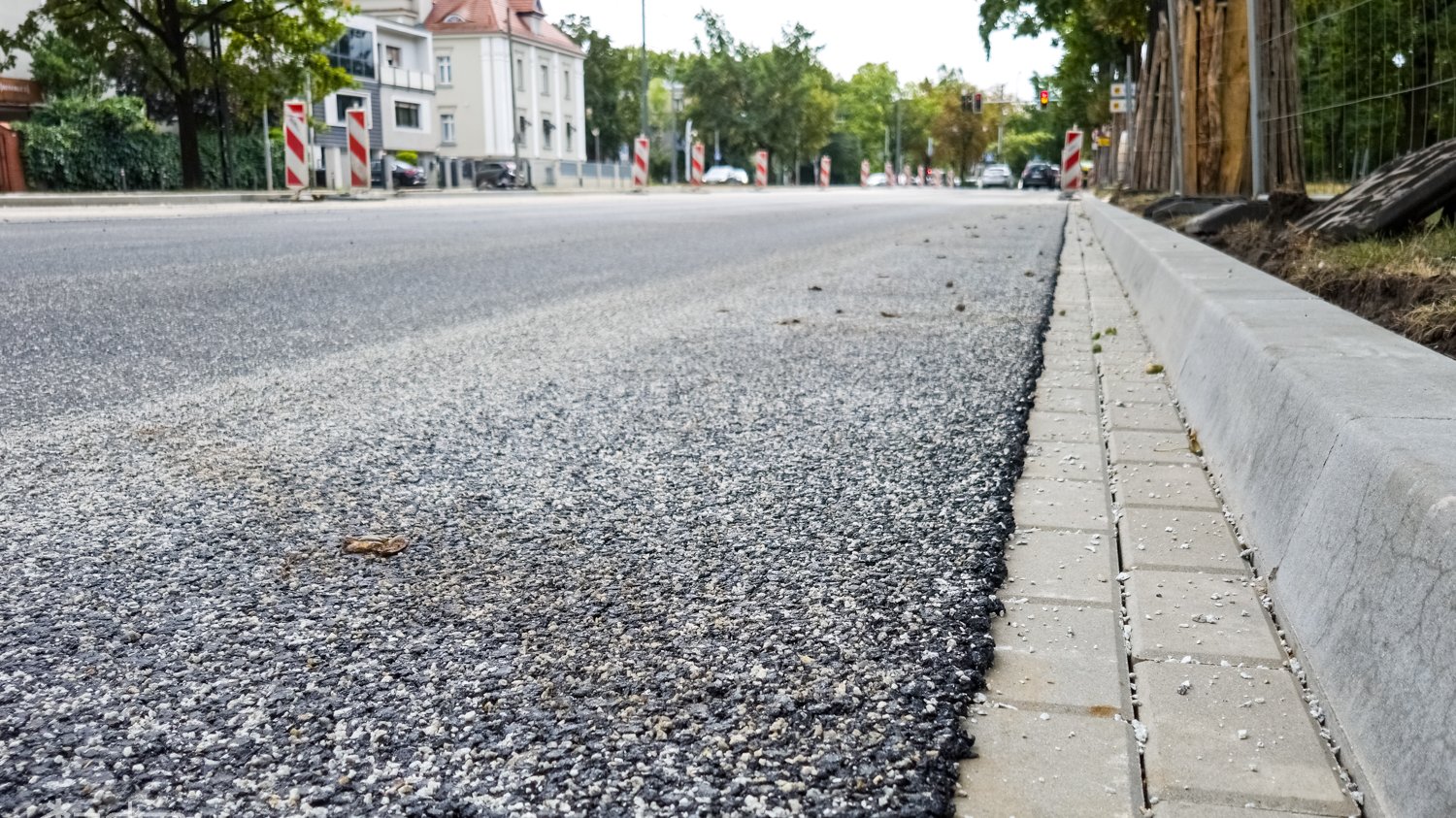 Galeria zdjęć przedstawia ul. Reymonta po wymianie nawierzchni jezdni.