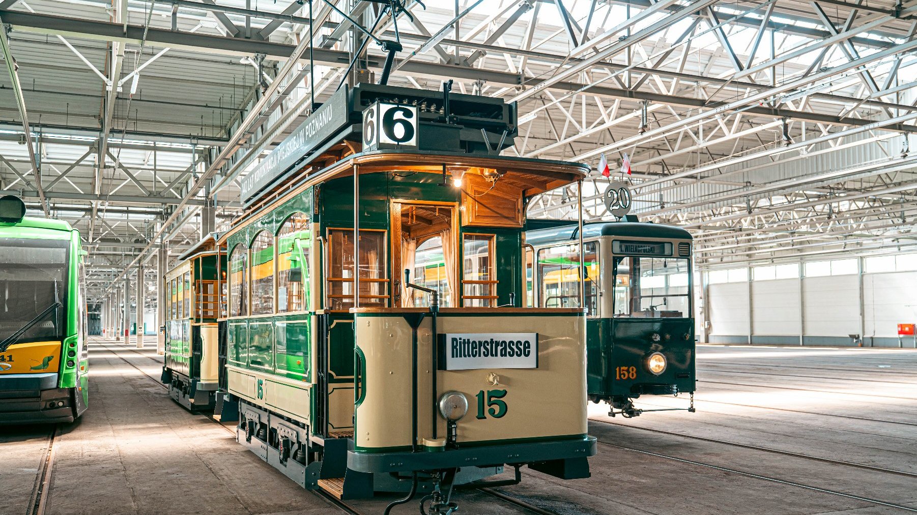 Na zdjęciu zabytkowy tramwaj stojący w zajezdni