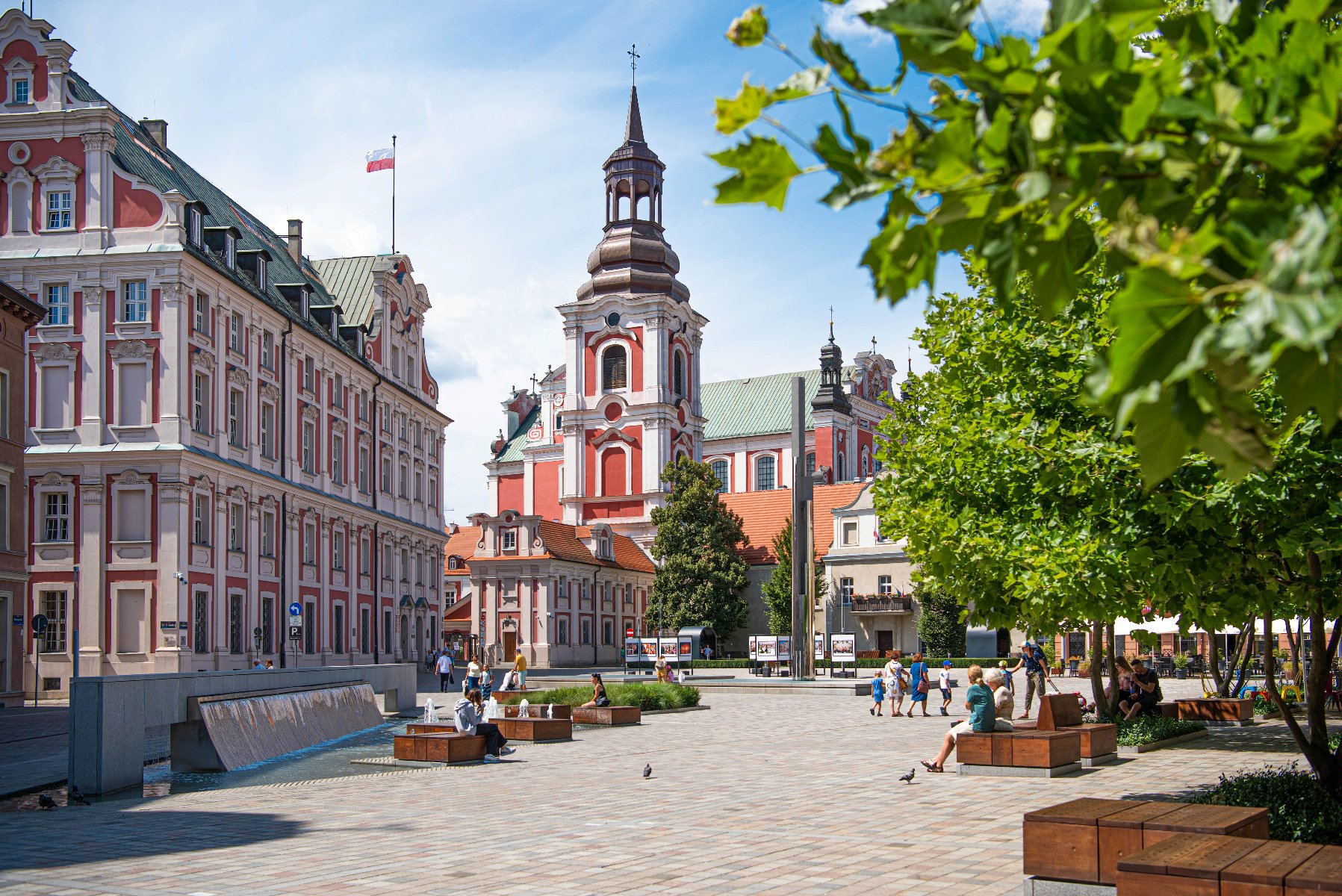 Zdjęcie przedstawia budynek urzędu maista i plac Kolegiacki. - grafika artykułu