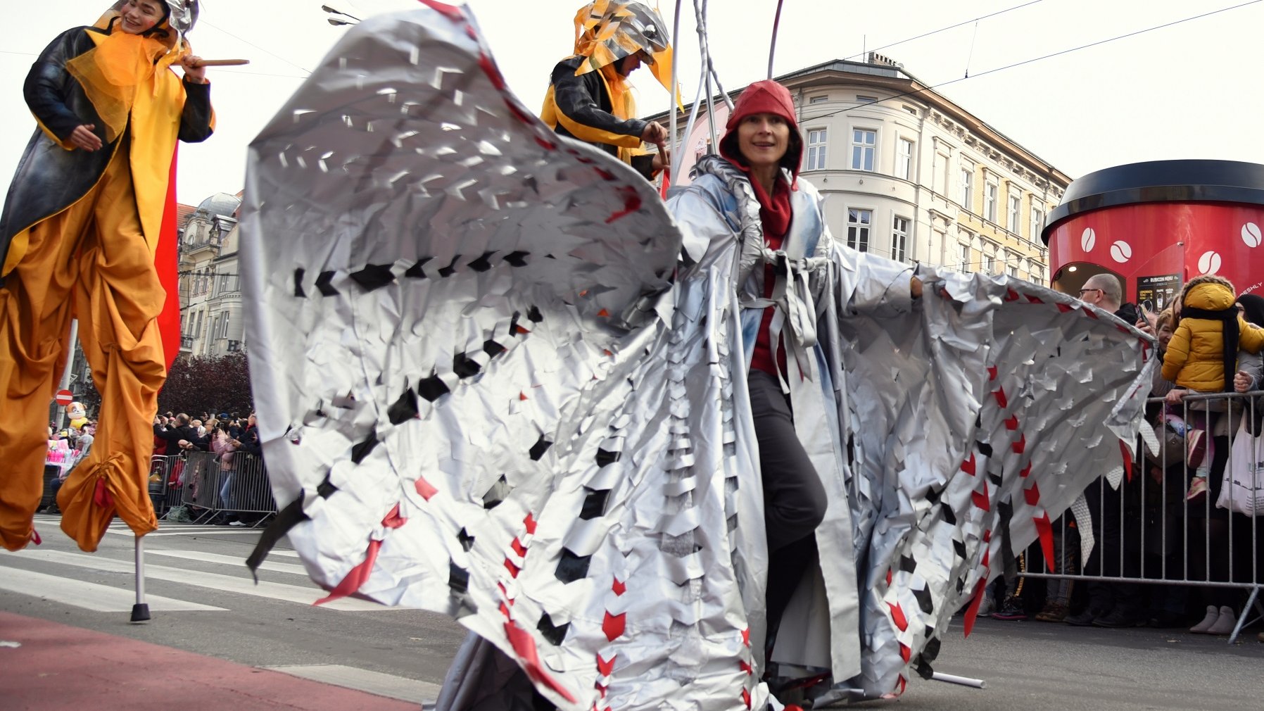 Na zdjęciu kobieta w stroju motyla idąca w korowodzie