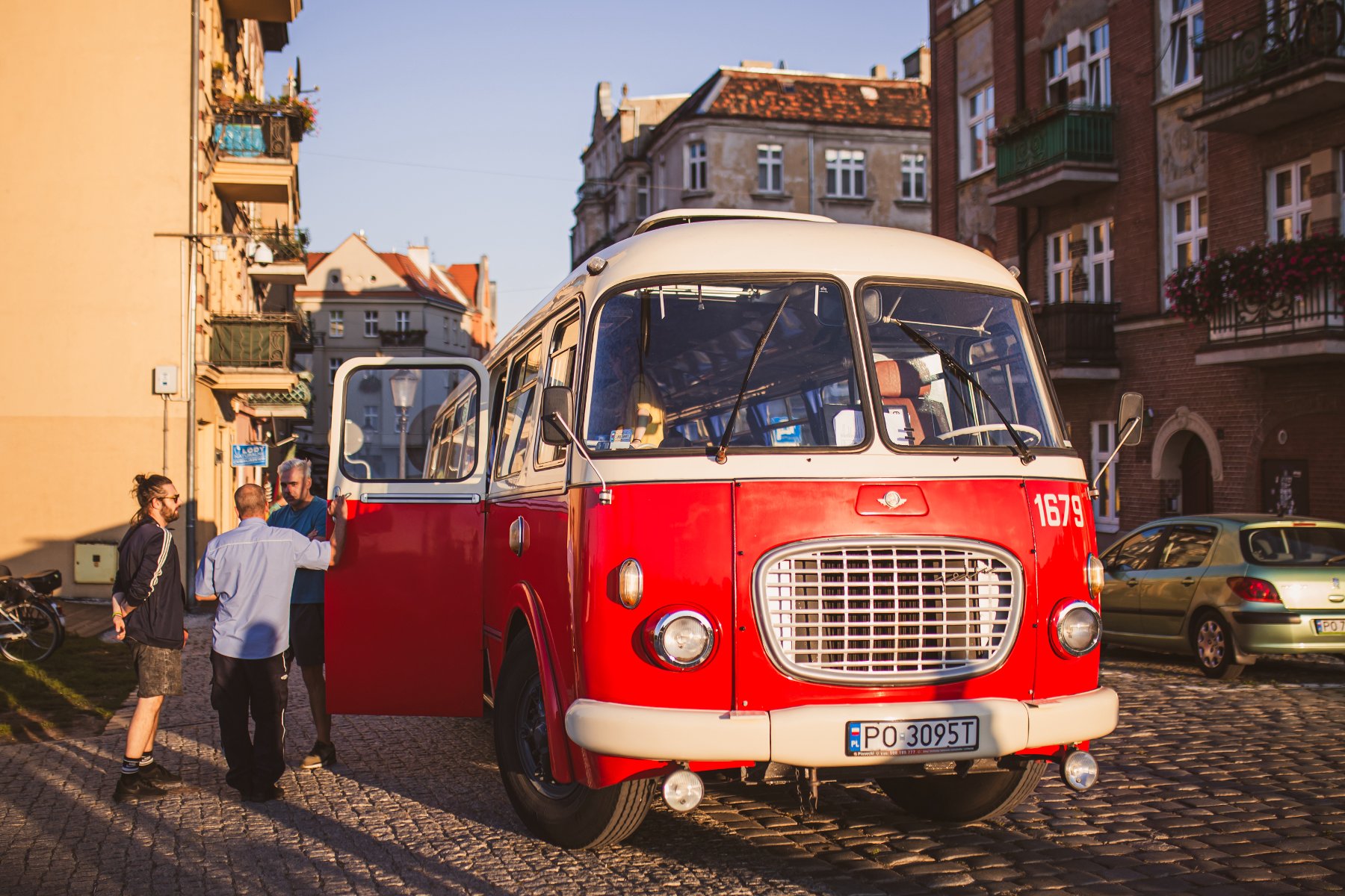 Zdjęcie przedstawia czerwony zabytkowy autobus. - grafika artykułu