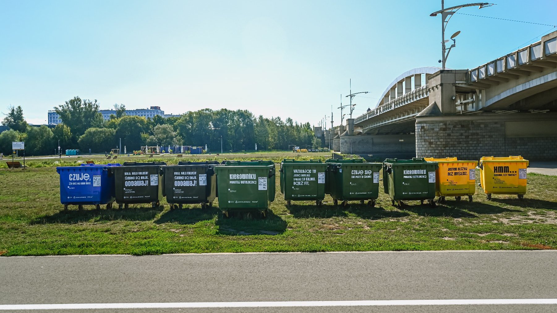 Zdjęcie przedstawia śmietniki stojące nad Wartą.