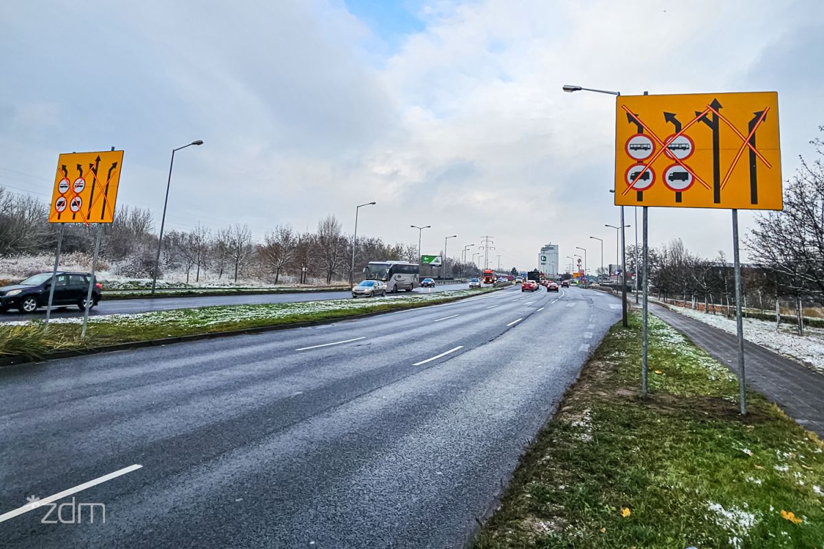 Żółte tablice informujące o zasadach poruszania przed skrzyżowaniem z ulicą Bałtycką - grafika artykułu