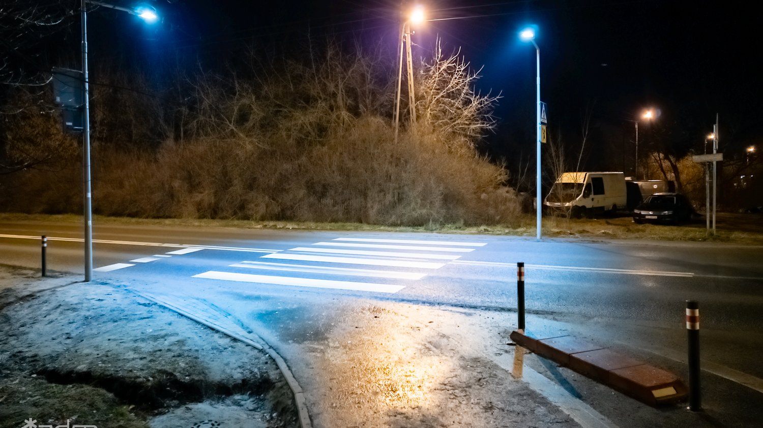 Zdjęcie nocą oświetlonego przejścia dla pieszych