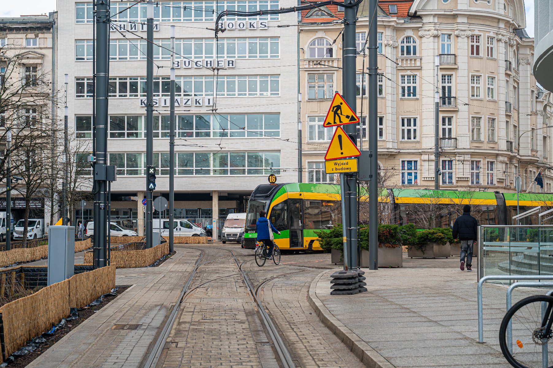 Widok z ul. 27 Grudnia na plac Gwarny przy Okrąglaku. Widać tramwaj jadący w stronę ul. Fredry - grafika artykułu