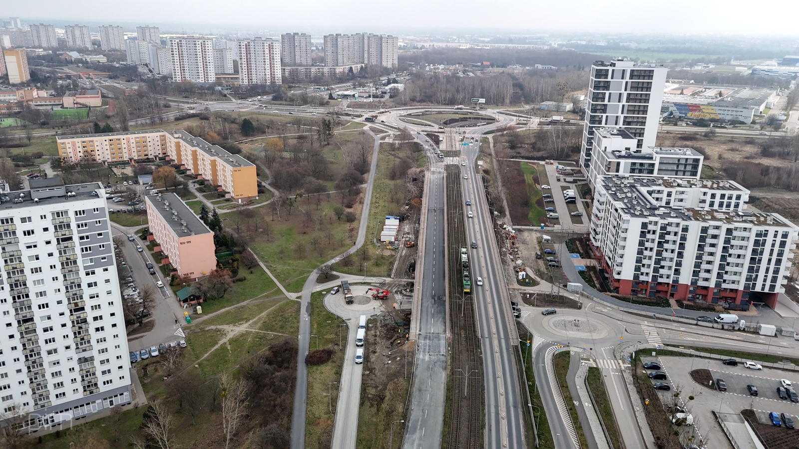 Widok na wiadukt na ul. Hetmańskiej w stronę ronda Żegrze. Po obu stronach widać bloki i zieleń - grafika artykułu