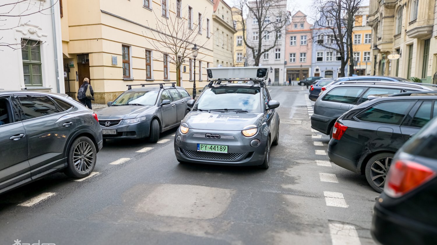 Specjalny samochód do odczytywania i kontroli parkowania w strefie płatnego parkowania